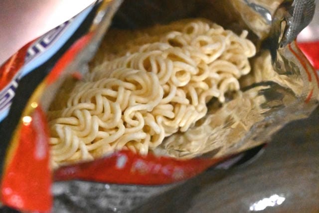 袋麺にそのままお湯を注ぐのは危険？リスクの高さと耐熱性について