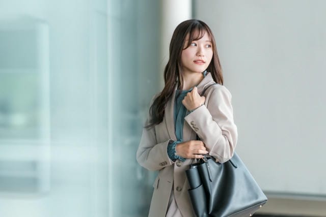 成人式に女性がスーツだと浮く？メリットや選ぶ際の注意点について