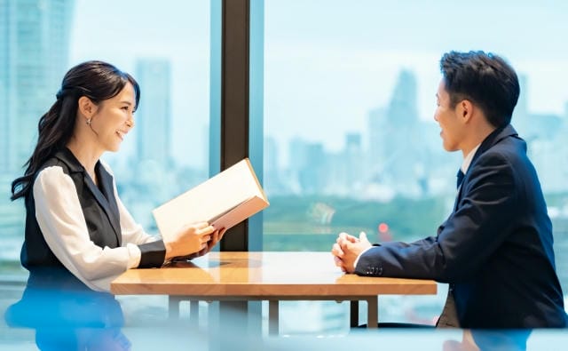 バレンタインのご飯は奢る？割り勘？マナーや距離感による判断基準